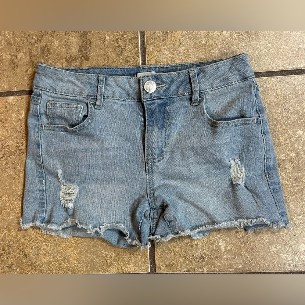 Rue 21 Size 2 Women’s Teens Light Distressed Denim Shorts Worn 3-4 times EUC